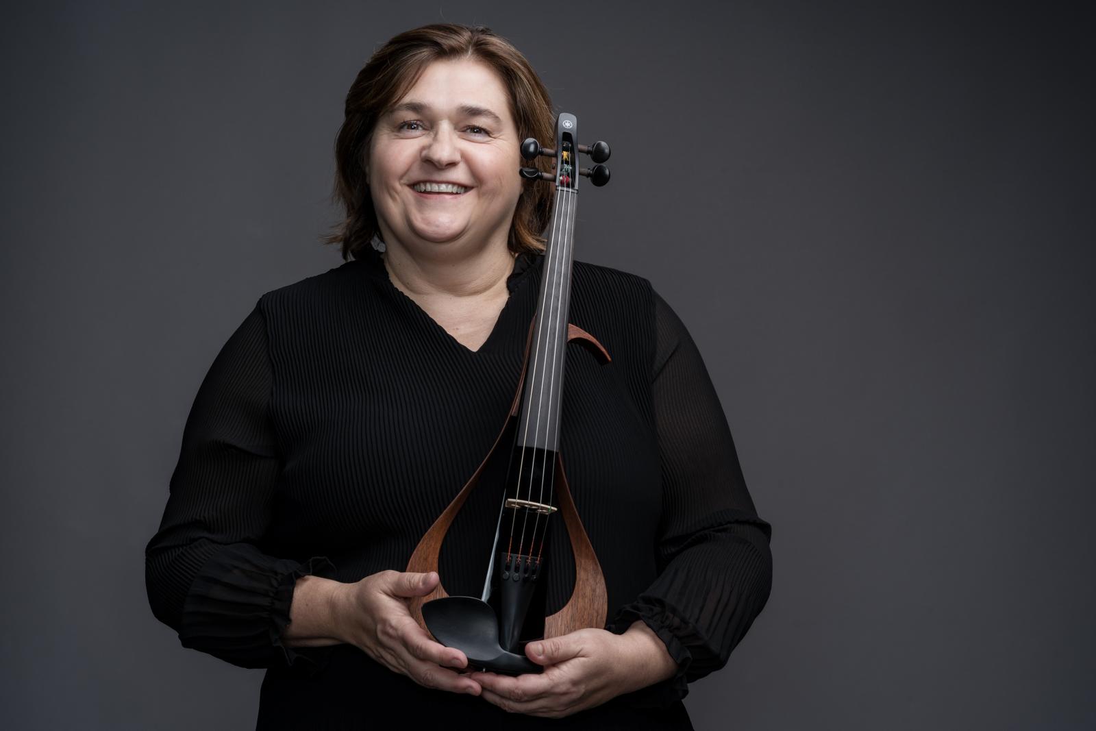 Solveigh Röttig hält eine Violine, Foto: Jean M. Laffitau