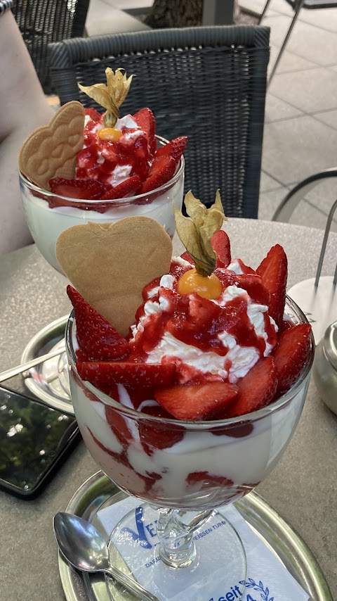 Erdbeereisbecher stehen auf dem Tisch