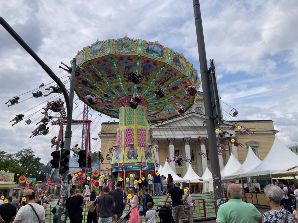 Kettenkarussell vor dem Staatsarchiv